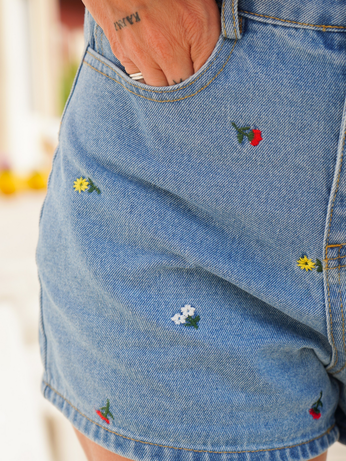 Short jean broderie