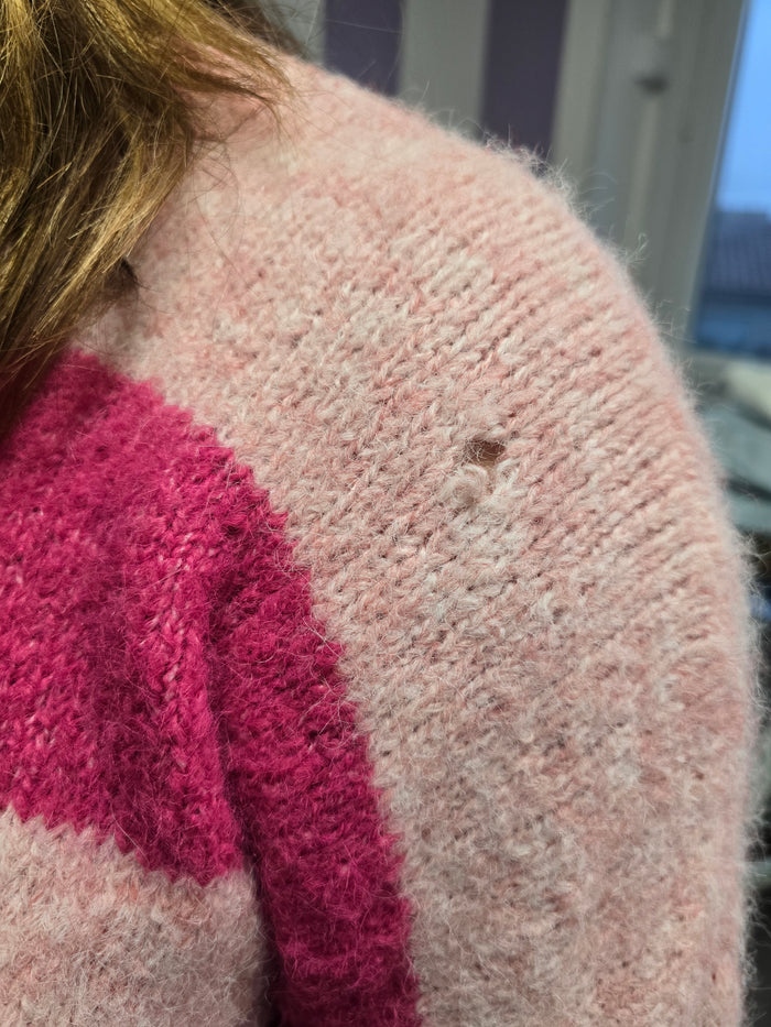 Pull rayures rose défectueux