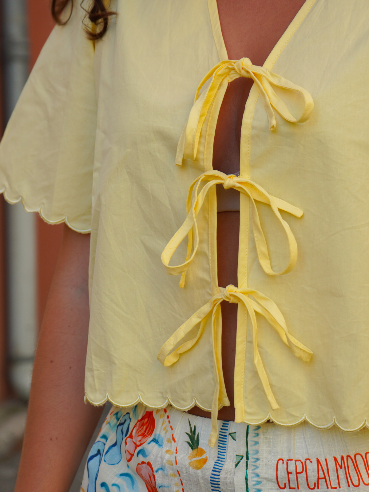 Blouse nœud jaune
